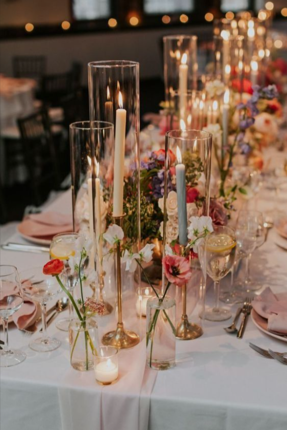 Wedding table flower decorating